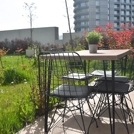 アパート Spacious 2br With Garden- Long Term Rent *